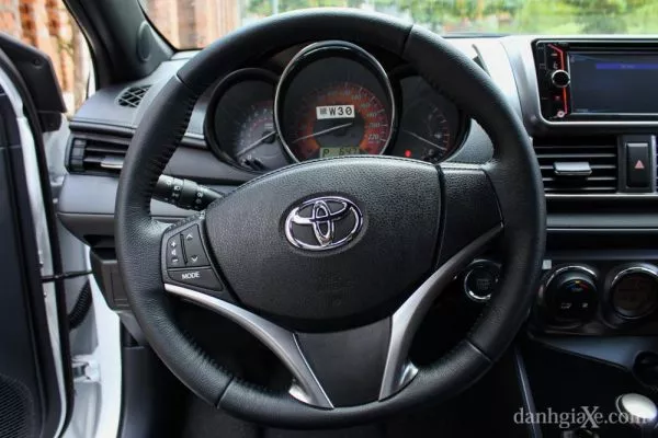 Ford Fiesta 2014 Vs Toyota Yaris 2014 - Bạn Chọn Xe Nào? 8 Ford Fiesta 2014 Vs Toyota Yaris 2014 - Bạn Chọn Xe Nào?